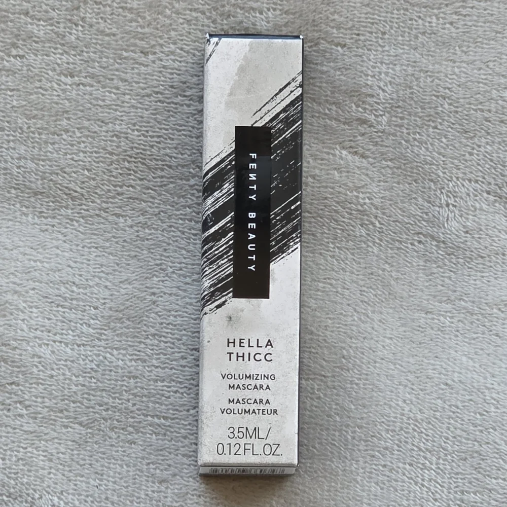 🤩FENTY BEAUTY Hella Thicc Volumizing Mascara In Cuz I'm Black